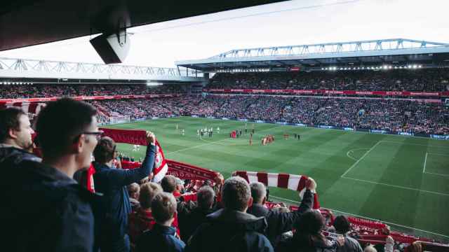 Seguidores del Liverpool animando a su equipo / PEXELS