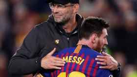 Messi, abrazándose con Jurgen Klopp | EFE