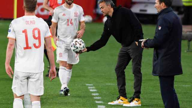 Luis Enrique dejando la pelota para España en el partido ante Grecia en Granada / EFE