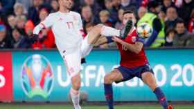 Fabián controla un balón en el duelo frente a Noruega REDES