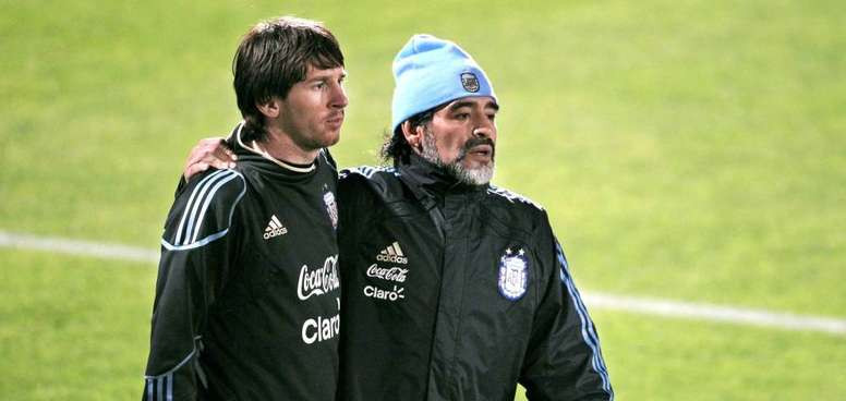Una foto de archivo de Maradona con Messi / EFE