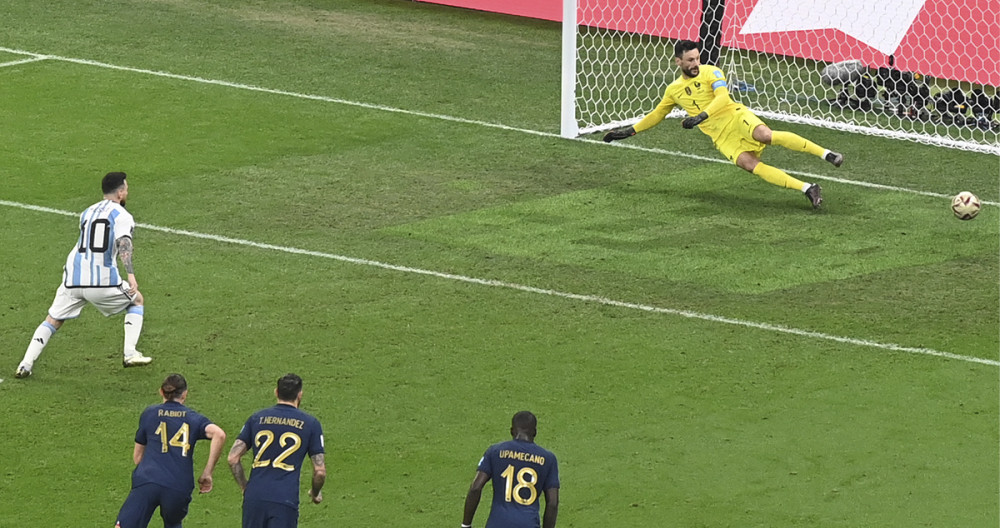 El gol de penalti de Lionel Messi durante la final del Mundial de Qatar / EFE