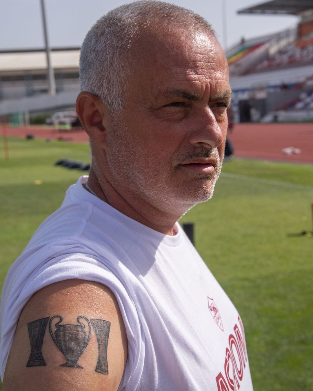 Mourinho posa con su nuevo tatuaje / REDES