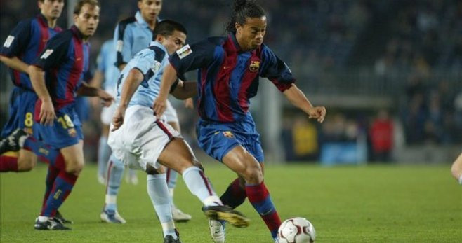 Ronaldinho jugando contra Fernando Cáceres / Redes
