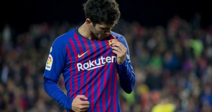 Carles Aleñá besa el escudo del equipo de su vida/ Marca.