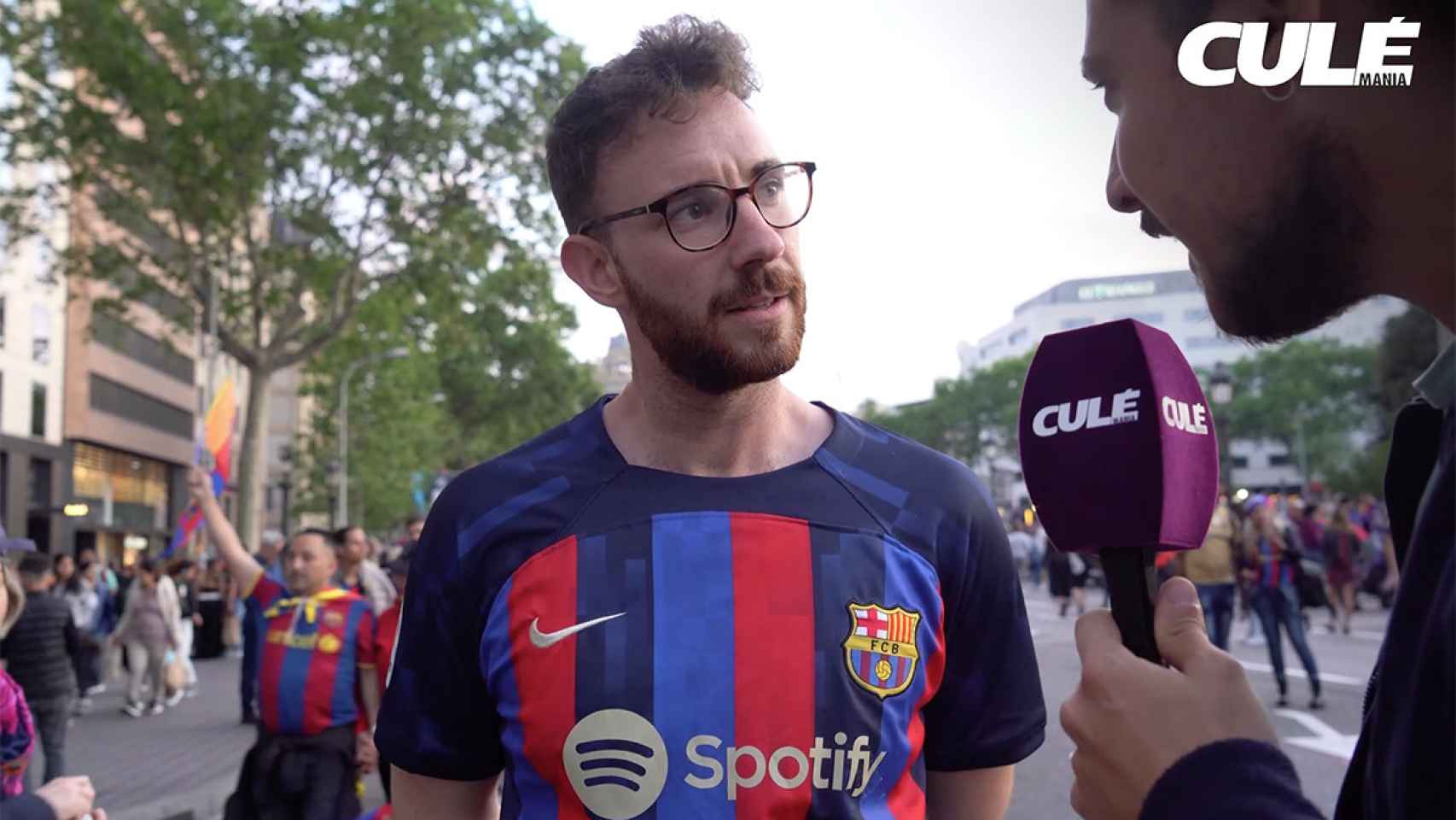 Oscar, un aficionado del FC Barcelona respondiendo a Culemanía durante la rúa de campeones