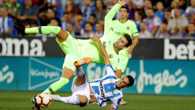 Piqué durante una disputa en la derrota del Barça contra el Leganés / EFE