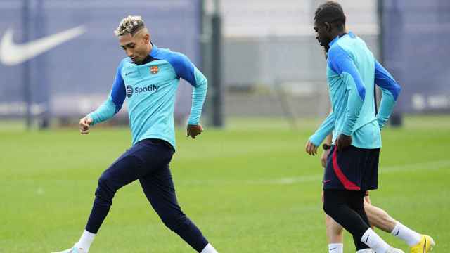 Raphinha y Dembelé, durante un entrenamiento con el Barça / EFE