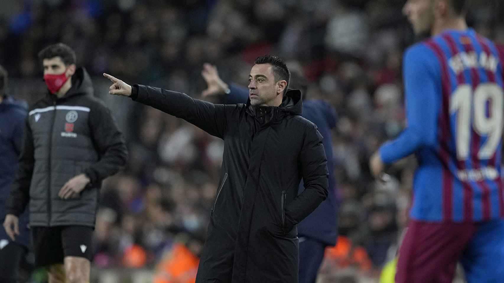 Xavi Hernández, señalando una jugada, durante el triunfo del Barça contra Sevilla / EFE