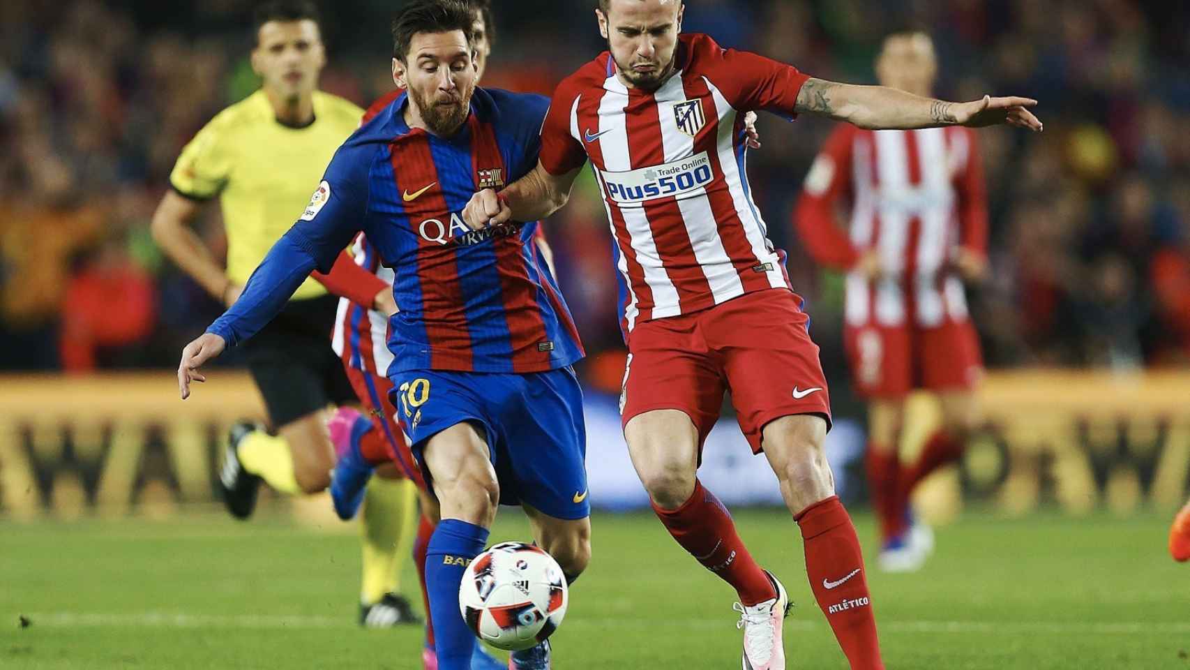 Saúl Ñíguez, uno de los candidatos del Barça para el medio campo, y Leo Messi, en una foto de archivo / EFE