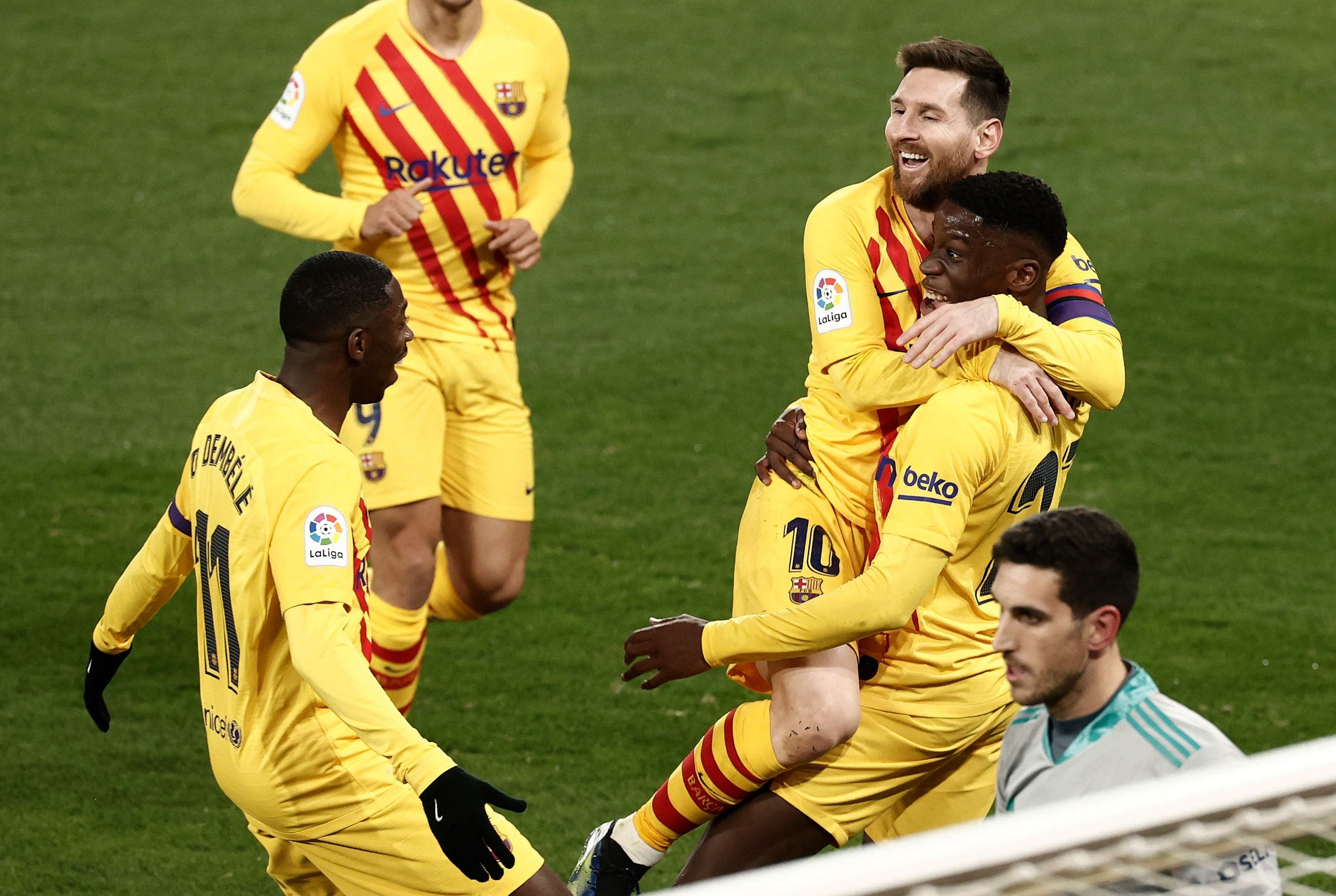 Leo Messi se abraza, cómplice, con Ilaix Moriba tras su gol al Osasuna / EFE