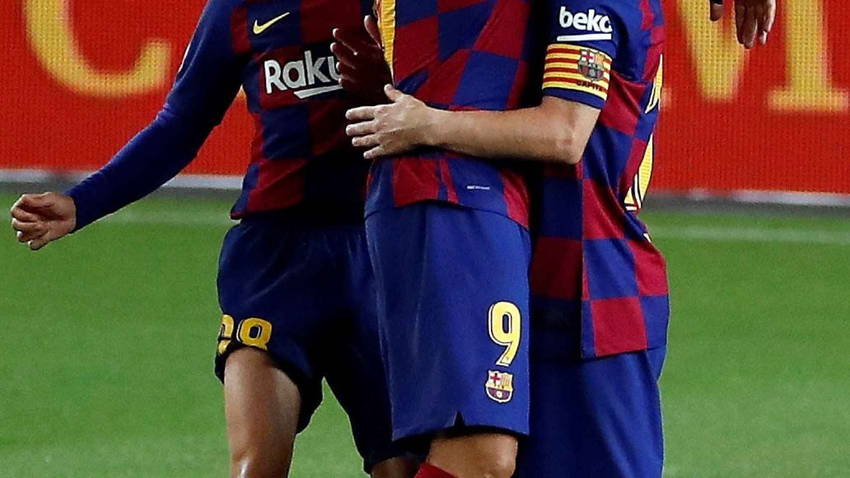 Messi y Luis Suárez celebran el gol de Leo Messi / EFE