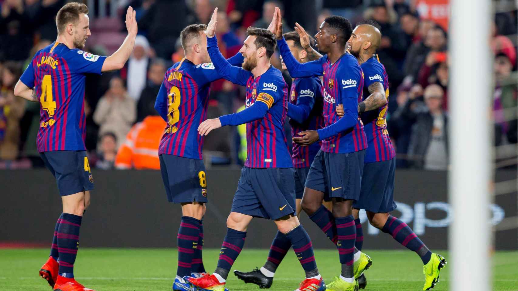 Dembelé celebrando el gol con Arthur, Messi, Rakitic y Arturo Vidal / EFE