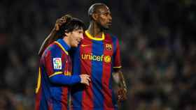 Eric Abidal y Leo Messi celebran un gol del Barça EFE