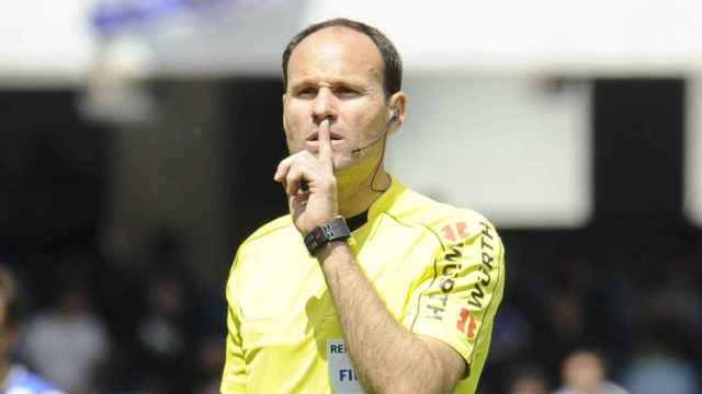 Mateu Lahoz dirige un partido / EFE