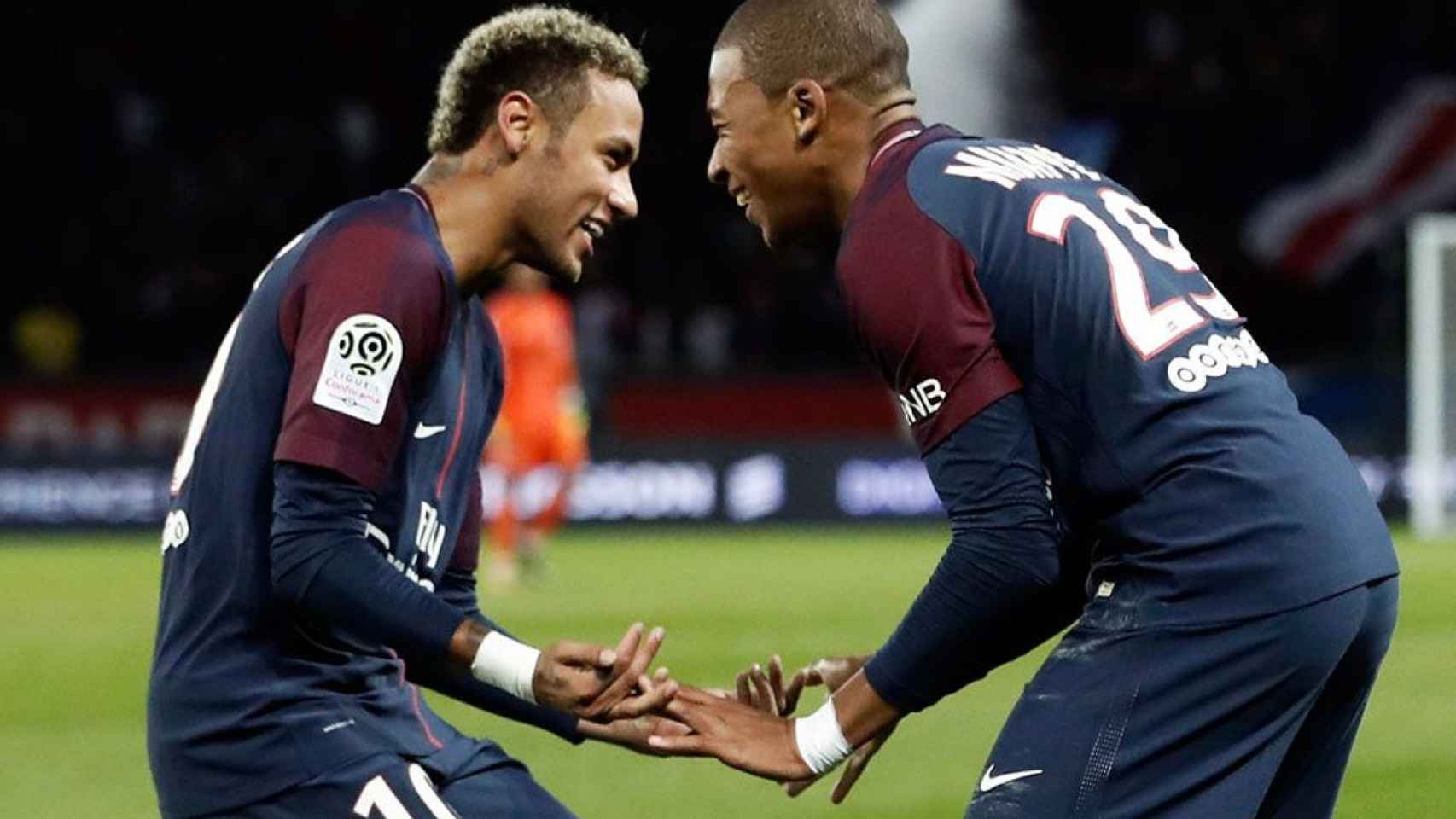 Neymar y Mbappé celebran un gol con el PSG / EFE