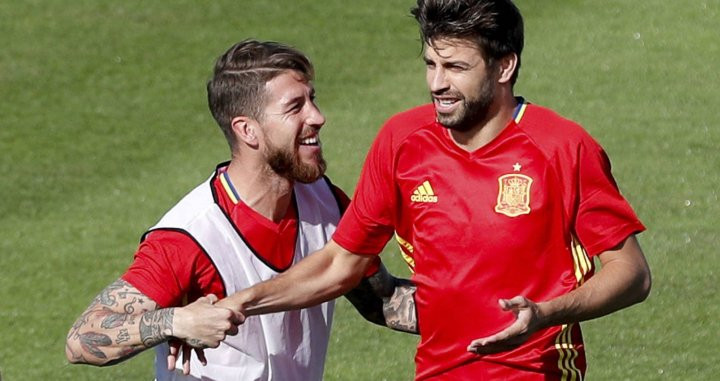Piqué, con Sergio Ramos en un entrenamiento de la selección española | EFE