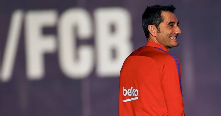 Ernesto Valverde sonríe en un entrenamiento del Barça / EFE