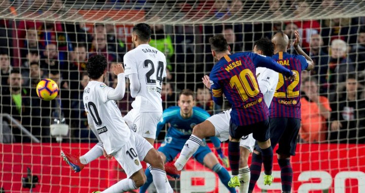 Leo Messi en el segundo gol culé en el Barça - Valencia de liga / EFE