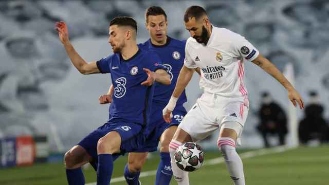 Benzema, controlando un balón contra el Chelsea junto a Azpilicueta / EFE