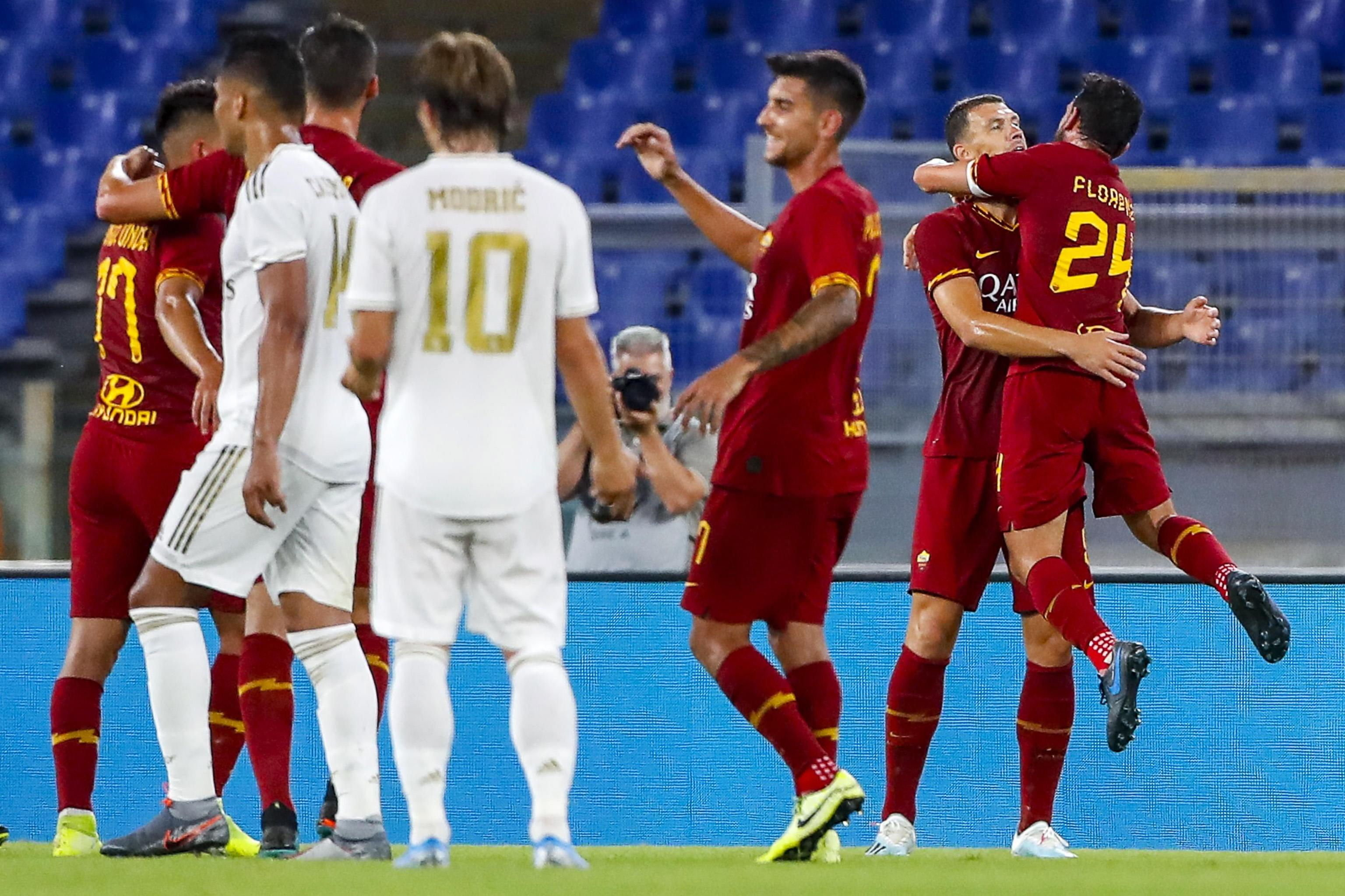 Los jugadores de la Roma celebrando un gol contra el Madrid / EFE