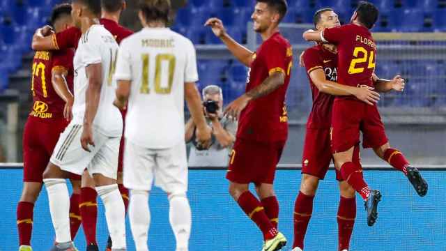 Los jugadores de la Roma celebrando un gol contra el Madrid / EFE