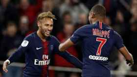 Neymar y Mbappé celebran un gol con el Paris Saint Germain / EFE