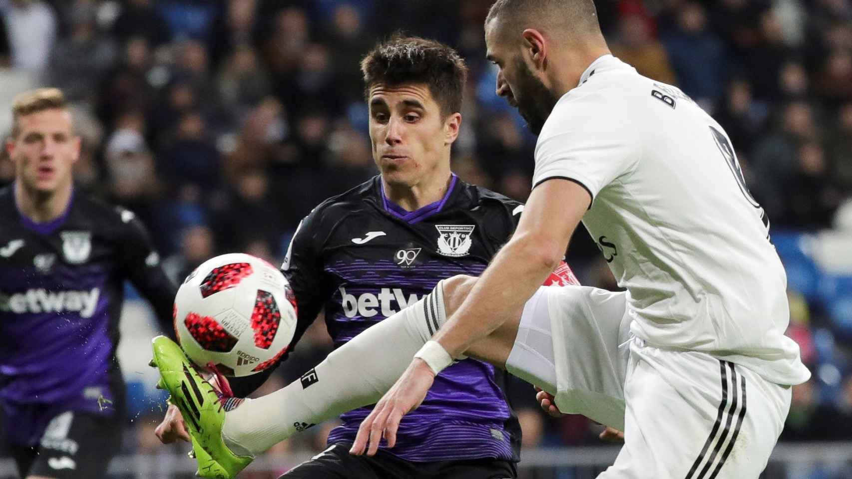 Benzema disputa un balón frente a Unai Bustinza en el último Real Madrid-Leganés / EFE
