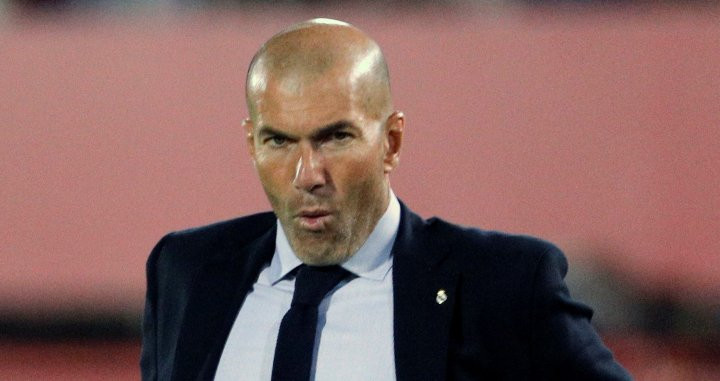 Zidane en el banquillo contra el Mallorca / EFE