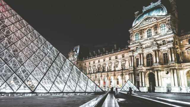Exterior del museo del Louvre, en la capital de Francia, París / PIXABAY