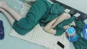 El cirujano chino se durmió de agotamiento