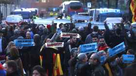 Independentistas convocados por Tsunami a las puertas del Camp Nou durante el Barça-Madrid / EFE