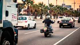 Imagen de una motocicleta circulando por la ZBE de Barcelona / EP