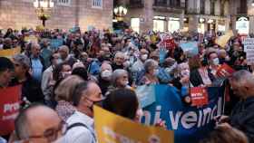 Manifestantes convocados por Barcelona És Imparable en la plaza Sant Jaume / PABLO MIRANZO - CG