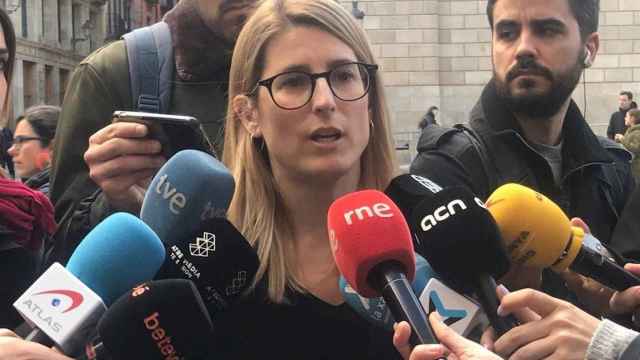 La vicepresidenta de JxCat, Elsa Artadi, a las puertas del Ayuntamiento de Barcelona / EP