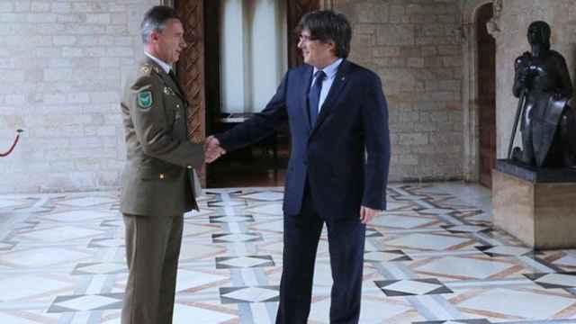 Carles Puigdemont y Fernando Aznar, teniente general del Ejército que ahora critican los 'indepes' en una imagen de archivo / RUBÉN MORENO