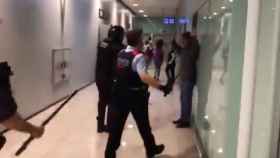Los Mossos detienen a un manifestante al intentar acceder al aeropuerto / TWITTER