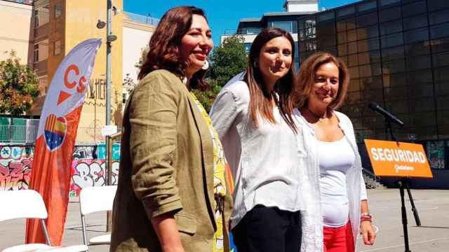 Mari Luz Guilarte (i), Lorenda Roldán (c) y Carina Mejias, de Ciudadanos, en el acto contra la inseguridad en Barcelona / CG