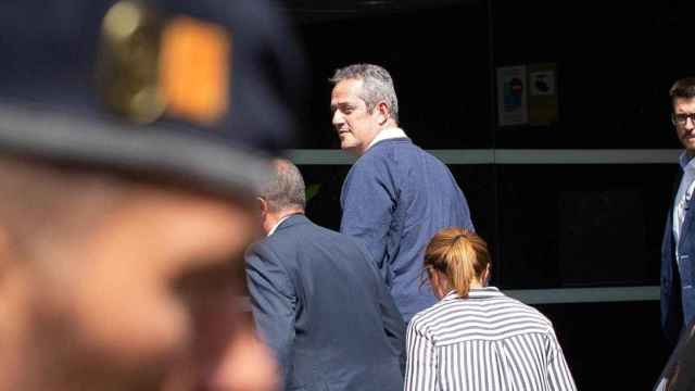 Joaquim Forn, político preso y líder de JxCat en Barcelona, entrando escoltado al Ayuntamiento / EFE