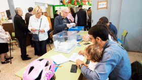 Votantes depositando sus papeletas en la escuela Ausiàs March de Barcelona / EFE