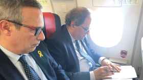 El presidente de la Generalitat, Quim Torra, en su vuelo a Bruselas / TWITTER