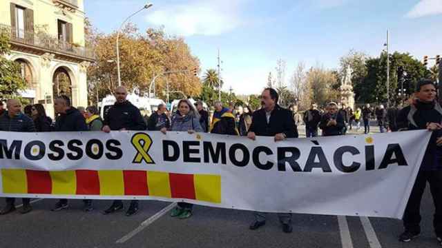 Mossos d'Esquadra independentistas se manifiestan contra la celebración del Consejo de Ministros del 21D / CG