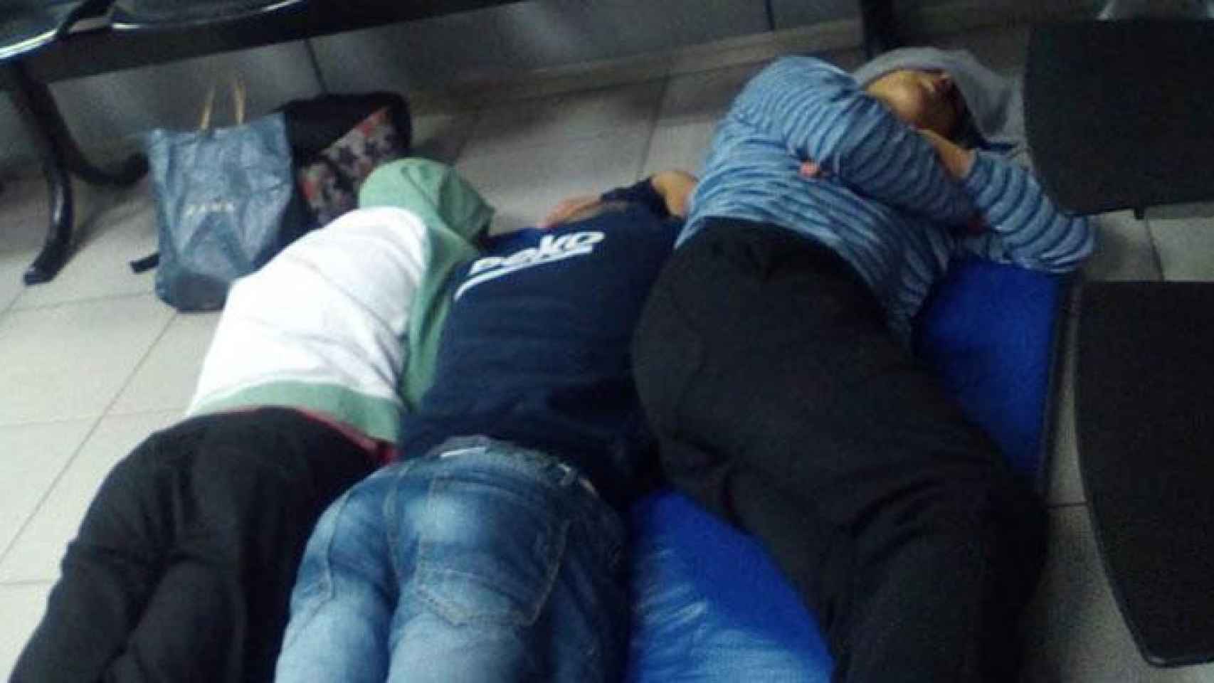 Menores extranjeros duermen en la comisaría de los Mossos d'Esquadra de Ciutat Vella / SAP-FEPOL