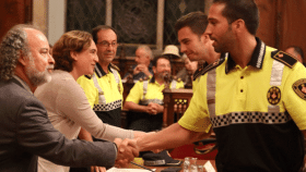 Ada Colau, alcaldesa de Barcelona, saluda a agentes de la Guardia Urbana, el cuerpo municipal de seguridad / CG
