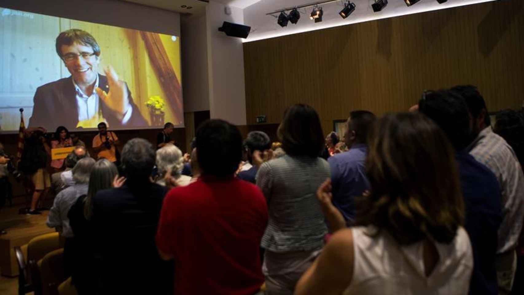 Carles Puigdemont se dirige a los asistentes al nacimiento de Crida Nacional en el Ateneu barcelonés / EFE