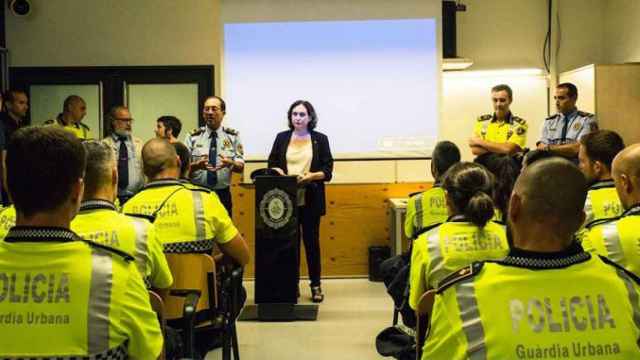Ada Colau, alcaldesa de Barcelona, en un discurso ante agentes y mandos de la Guardia Urbana / CG