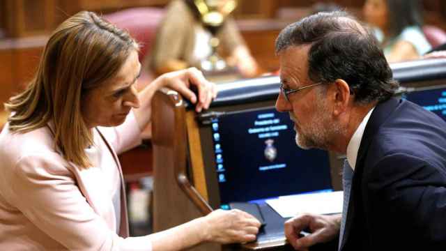 Ana Pastor, exministra de Fomento habla con el expresidente Mariano Rajoy, en una imagen de archivo
