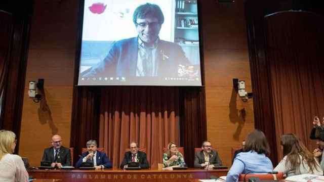 Carles Puigdemont, que en la imagen preside junto a Quim Torra una reunión del grupo parlamentario de JxCat, tiene derecho a reclamar sus privilegios como expresidente a costa de las finanzas públicas / EFE