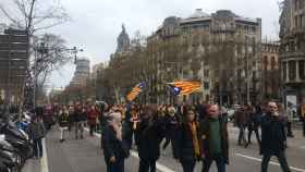 Los primeros manifestantes llegan al paseo de Gràcia para concentrarse tras la detención de Carles Puigdemont / CG