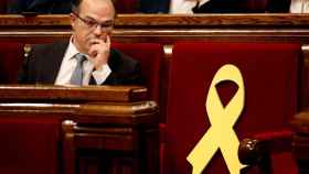 Jordi Turull, candidato a la presidencia de la Generalitat, en su escaño, junto a un lazo amarillo / EFE